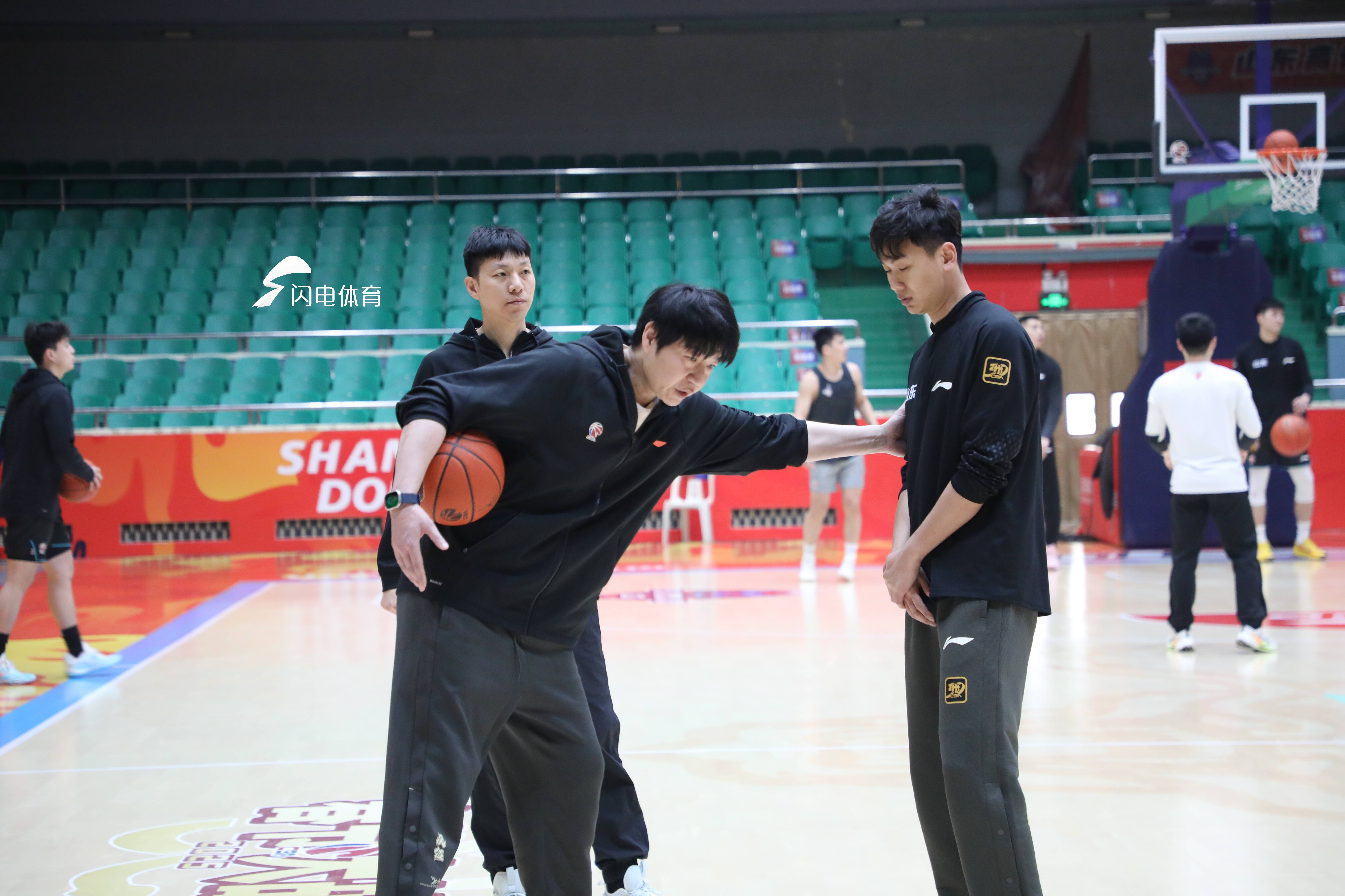 旺财28-山东男篮发布备战花絮，今晨远射贴柱，CBA季后赛任务艰巨，心理建设被强调的简单介绍